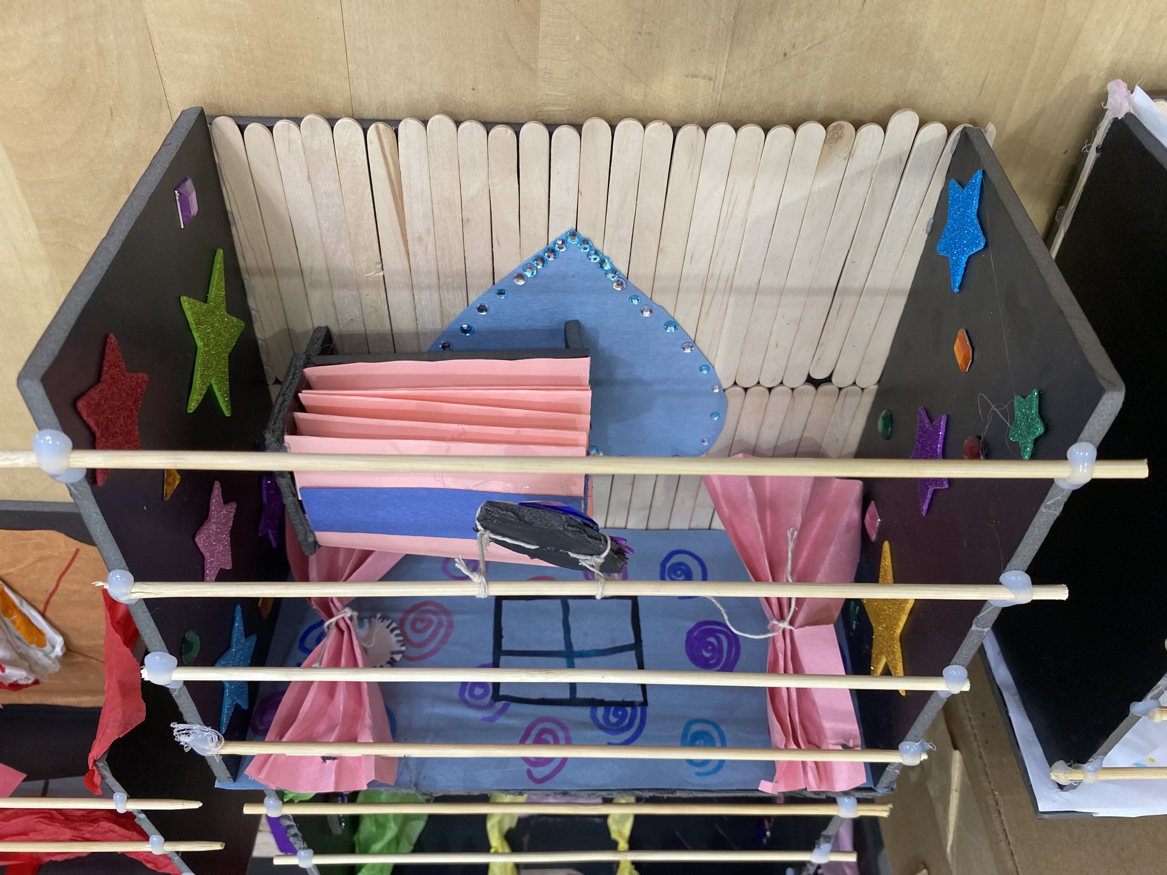 Teaching - Stage model with heart platform, glitter stars, pink curtains and bed